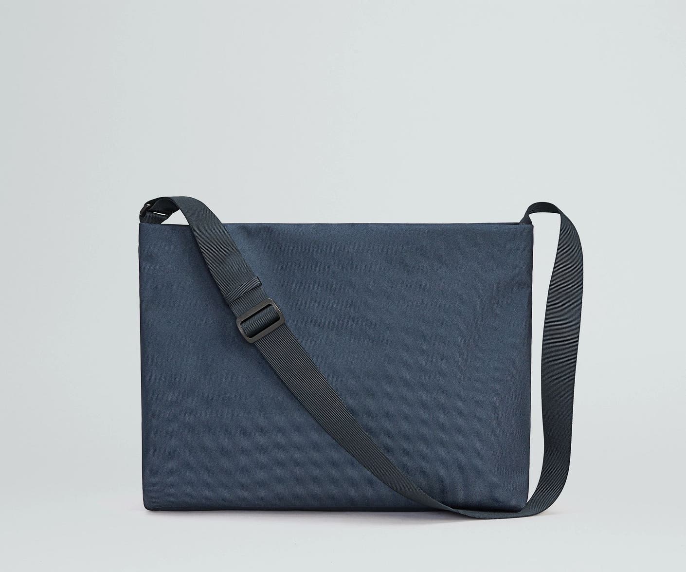 Front view of the Away For All Routes Messenger 16 liters in navy